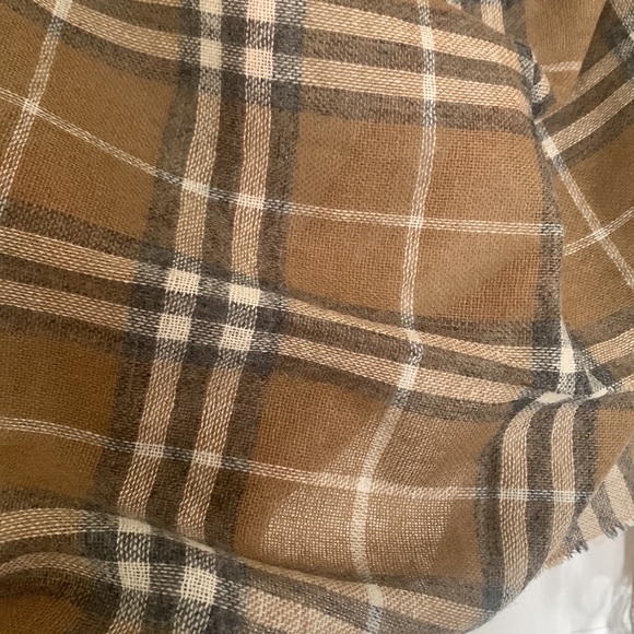 BURBERRY LONDON SEMI-SHEER Large 32” x 83” CHECK WRAP / SCARF, 100% cashmere - Picture 5 of 13